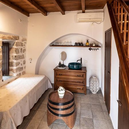 Arapakis Historic Castle Aparthotel Pírgos Dhiroú Exteriör bild