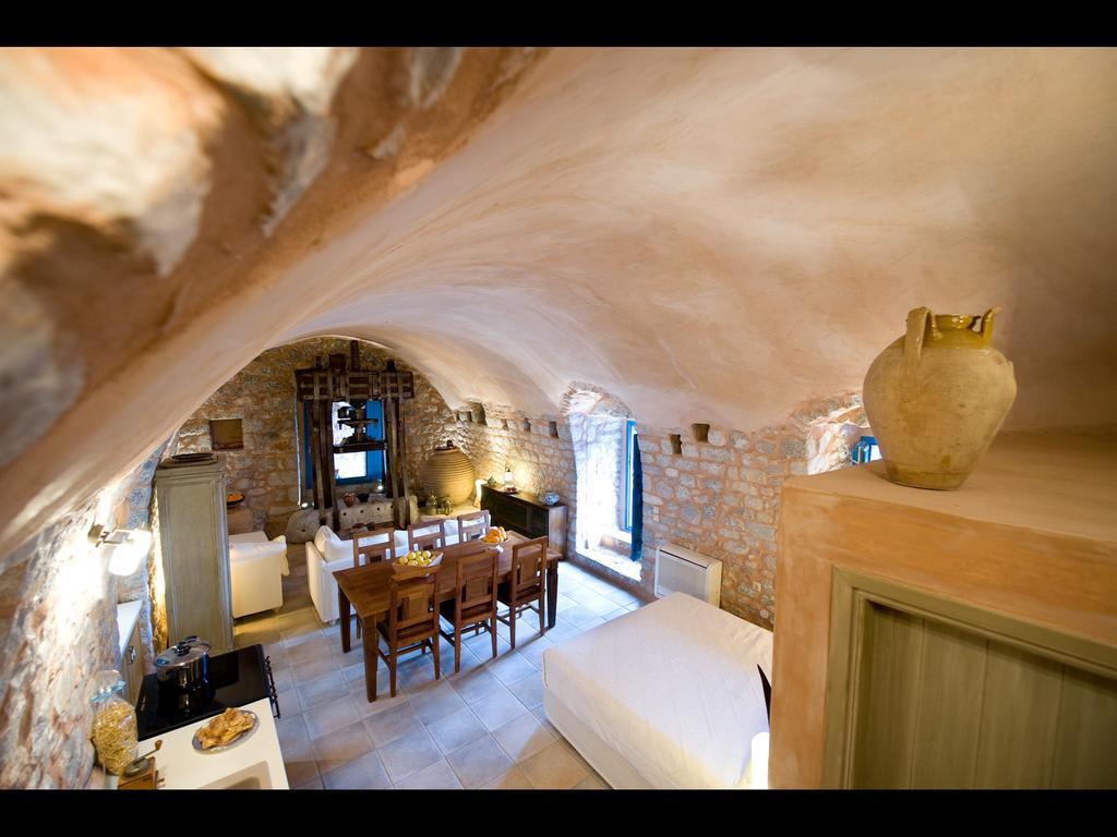 Arapakis Historic Castle Aparthotel Pírgos Dhiroú Rum bild