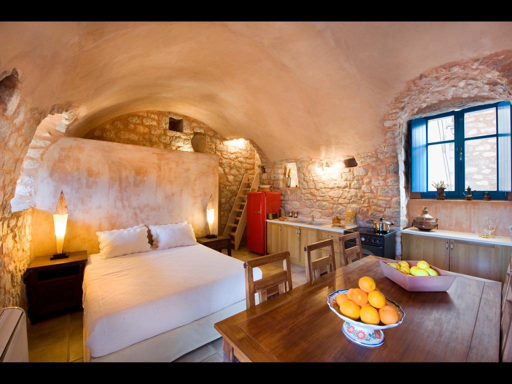Arapakis Historic Castle Aparthotel Pírgos Dhiroú Rum bild