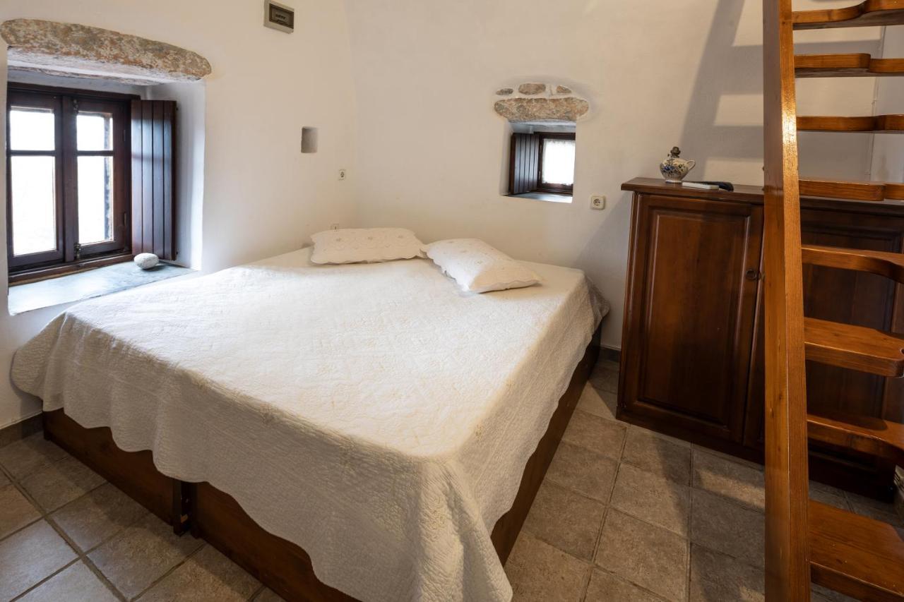 Arapakis Historic Castle Aparthotel Pírgos Dhiroú Exteriör bild
