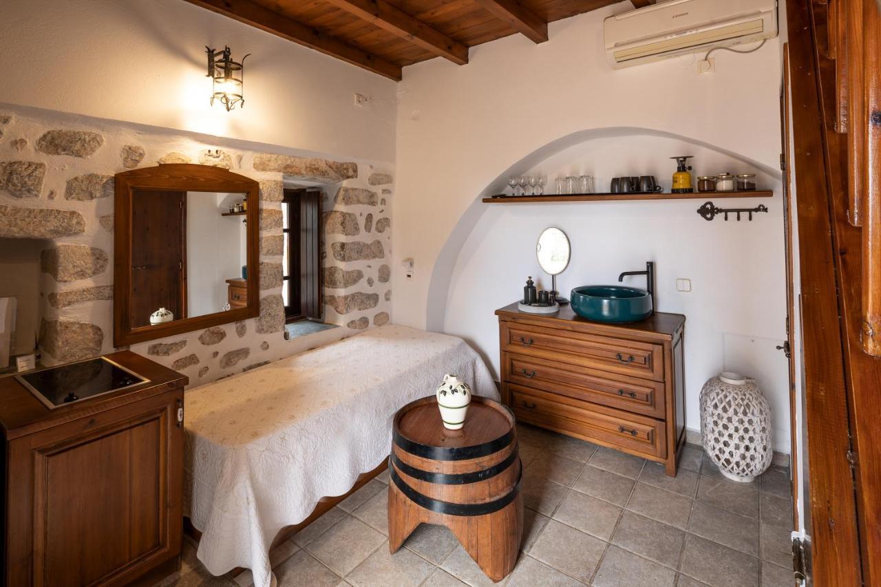 Arapakis Historic Castle Aparthotel Pírgos Dhiroú Exteriör bild