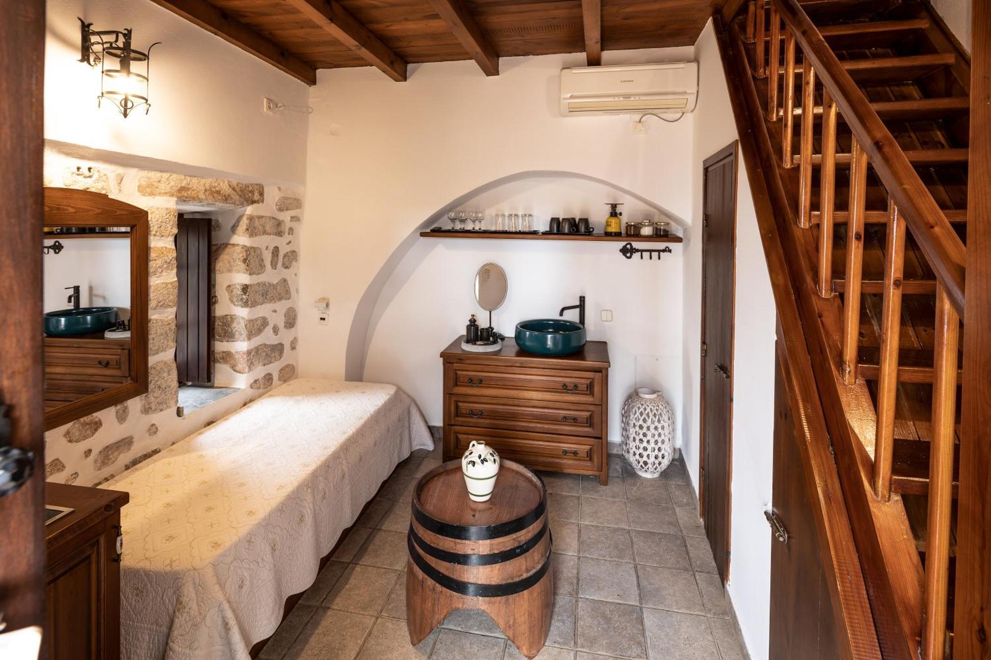 Arapakis Historic Castle Aparthotel Pírgos Dhiroú Exteriör bild