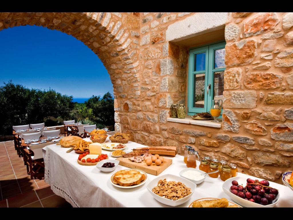 Arapakis Historic Castle Aparthotel Pírgos Dhiroú Exteriör bild