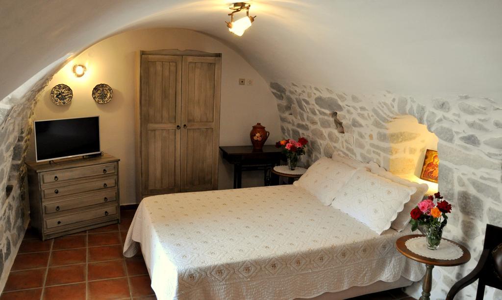Arapakis Historic Castle Aparthotel Pírgos Dhiroú Exteriör bild