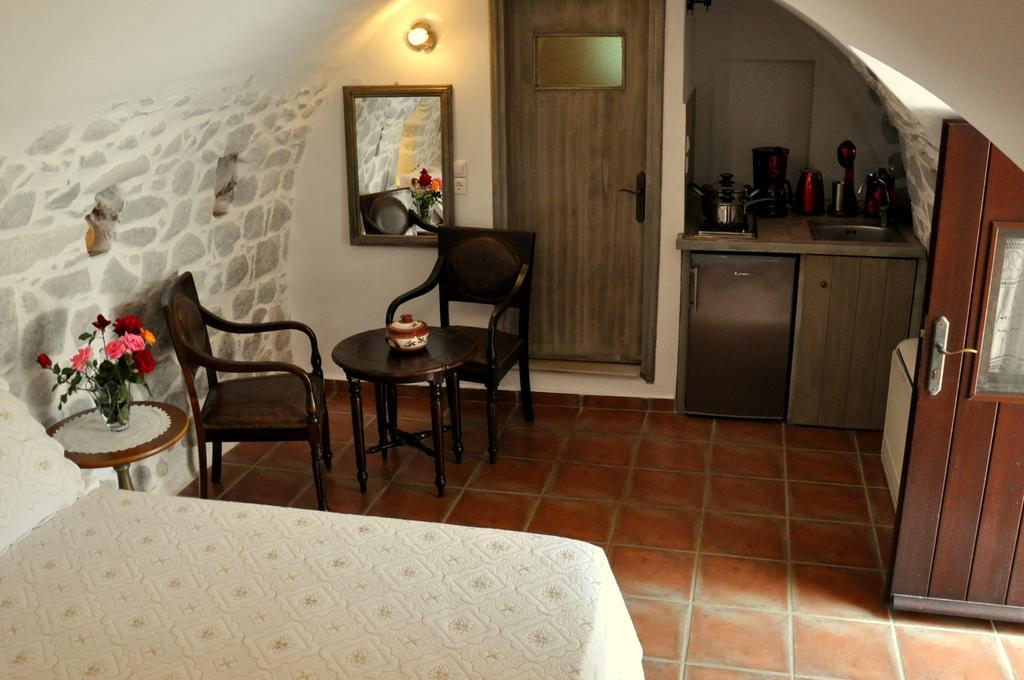 Arapakis Historic Castle Aparthotel Pírgos Dhiroú Exteriör bild