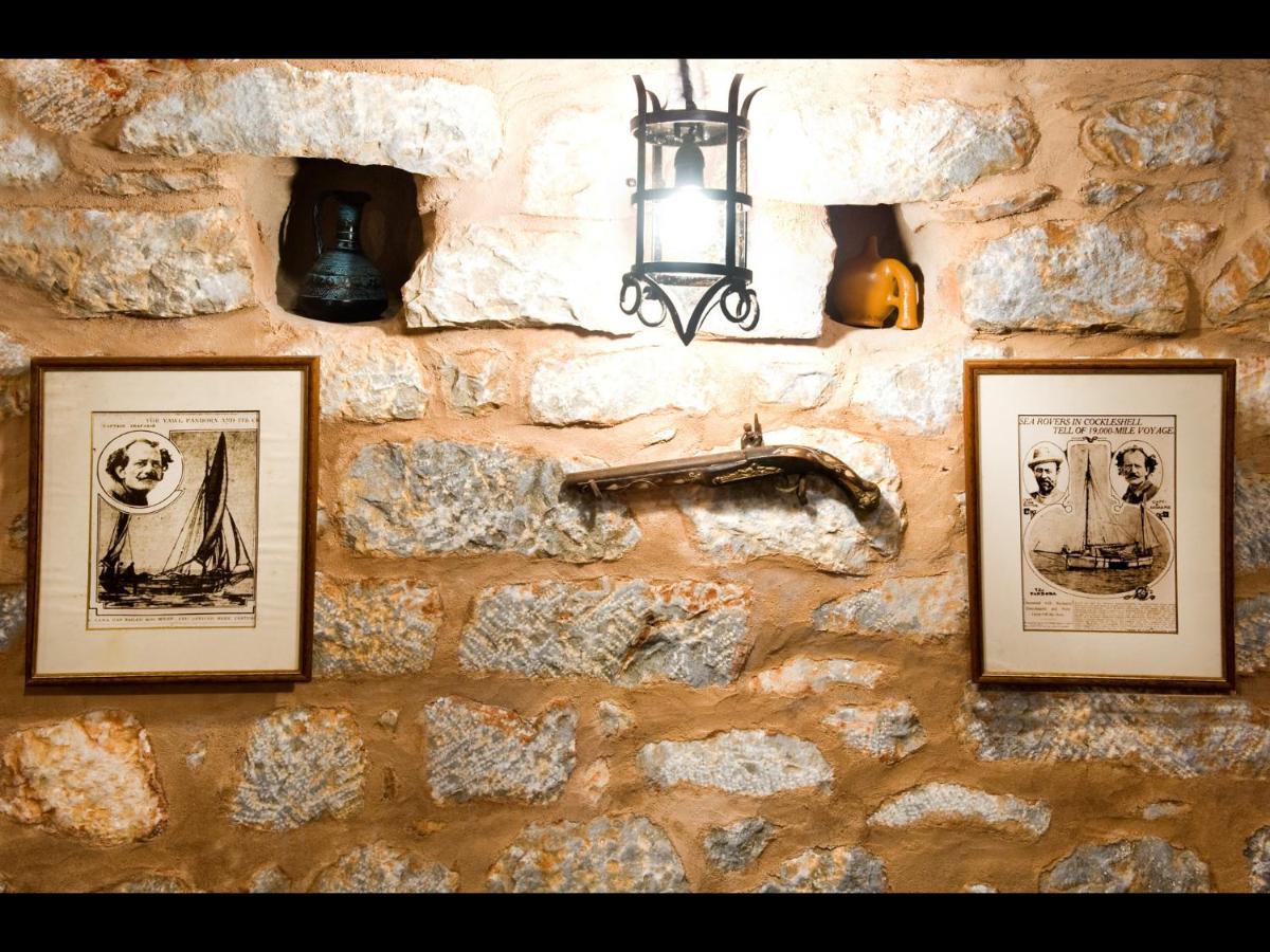 Arapakis Historic Castle Aparthotel Pírgos Dhiroú Exteriör bild