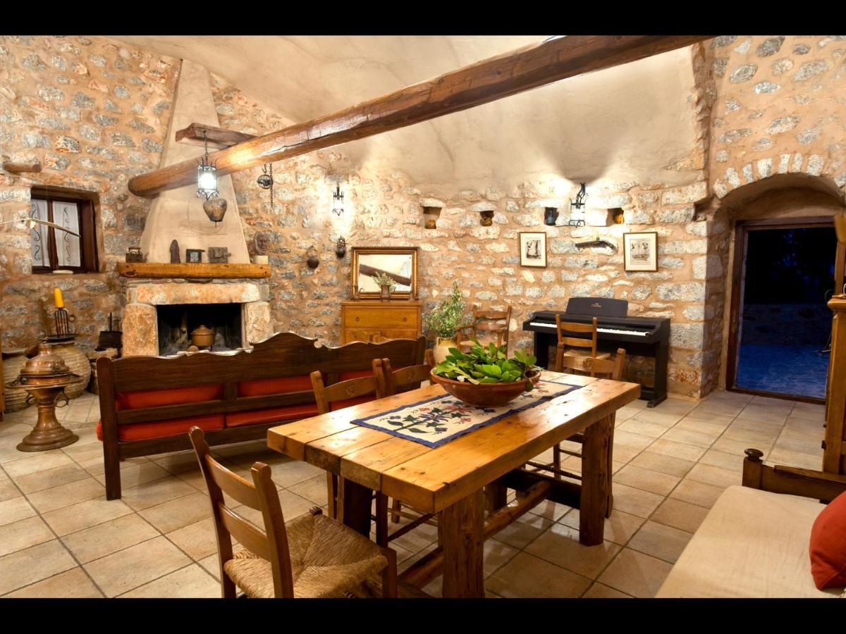 Arapakis Historic Castle Aparthotel Pírgos Dhiroú Rum bild