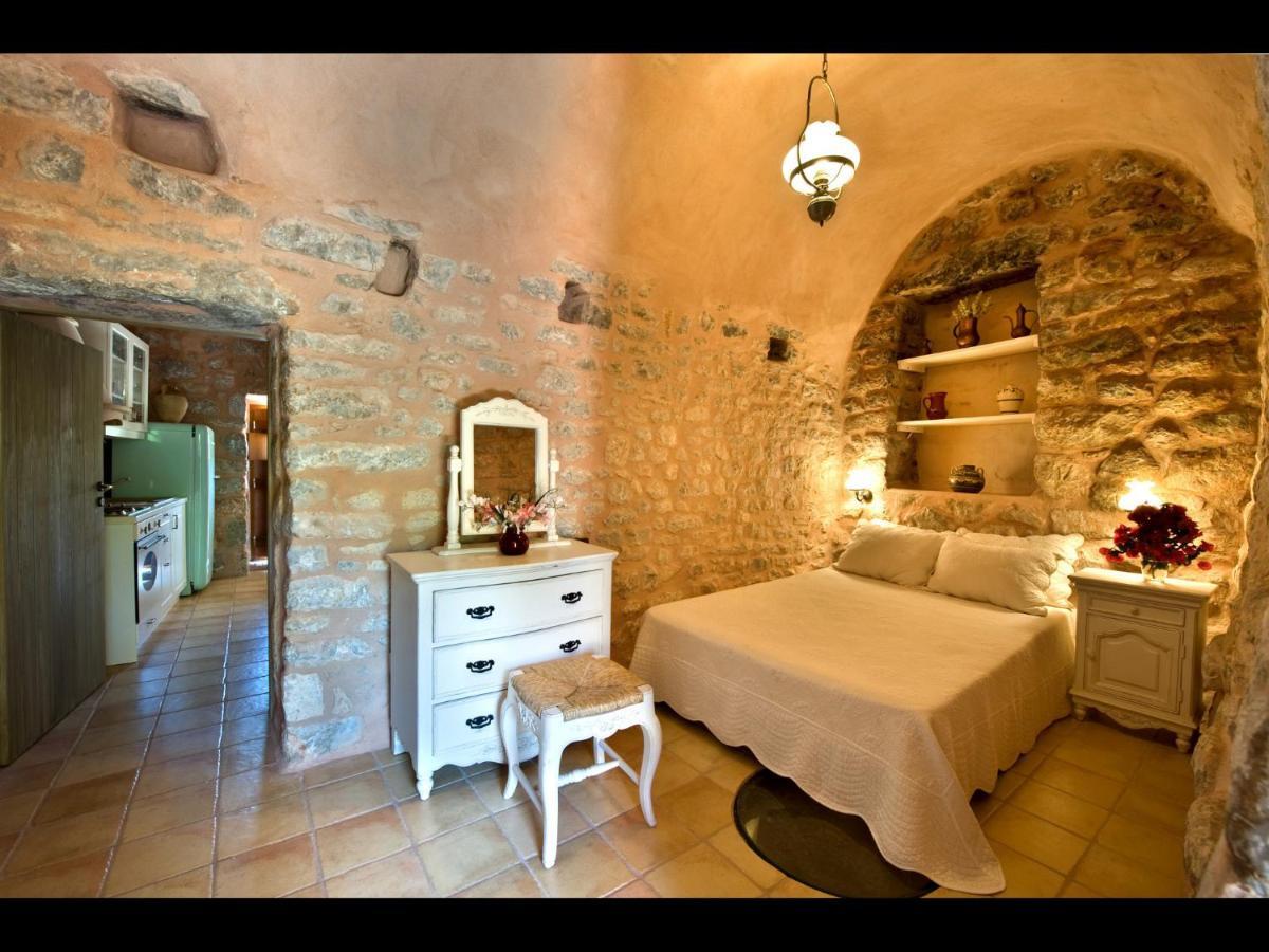 Arapakis Historic Castle Aparthotel Pírgos Dhiroú Rum bild