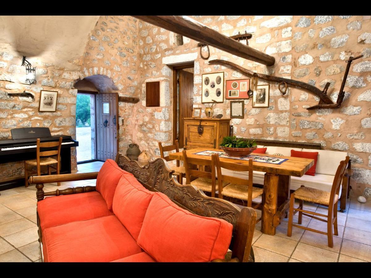 Arapakis Historic Castle Aparthotel Pírgos Dhiroú Rum bild