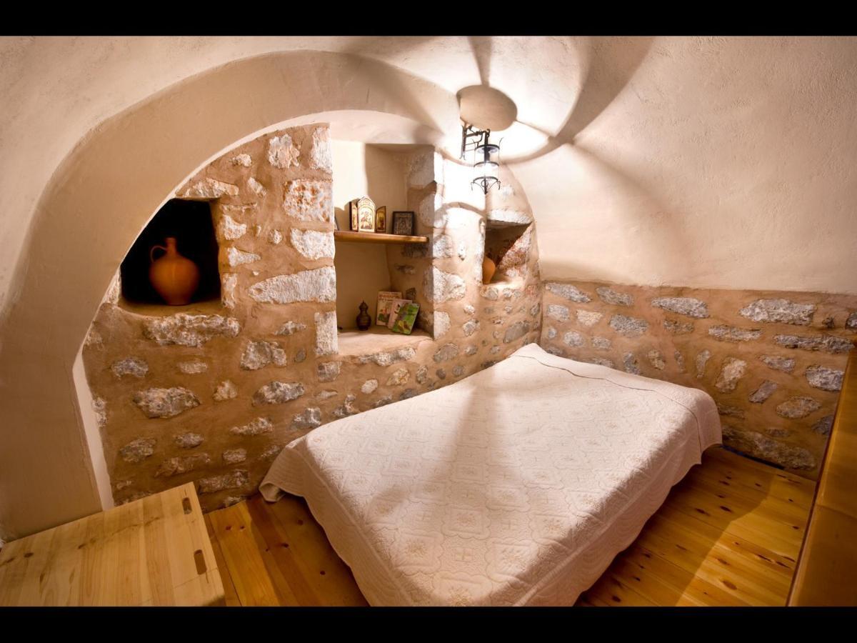 Arapakis Historic Castle Aparthotel Pírgos Dhiroú Exteriör bild